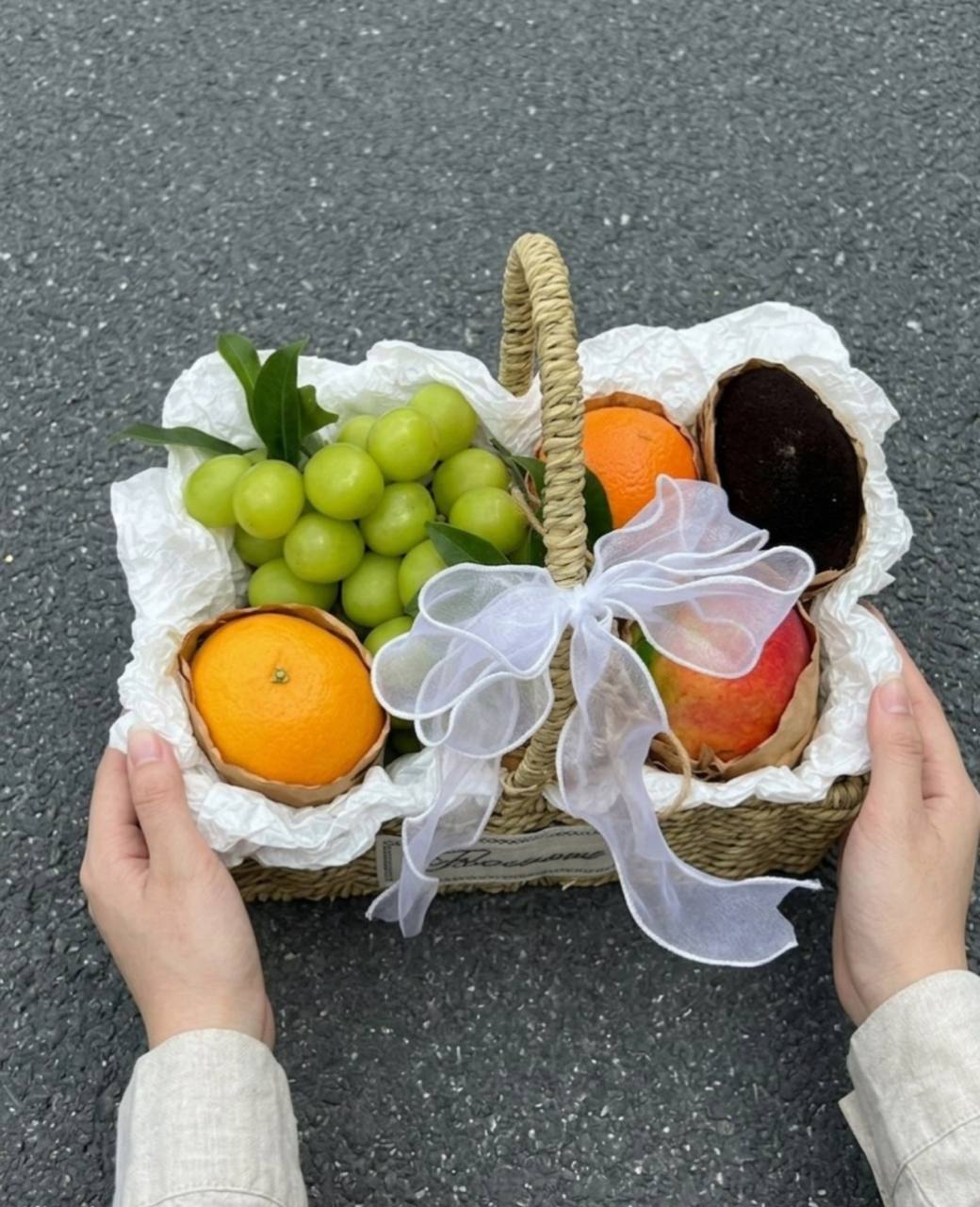 Корзина с фруктами и десертом «Нежный комплимент»